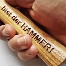 Gravur auf Hammer als Geschenk
